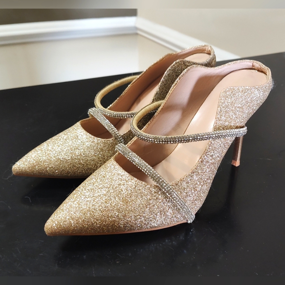 Gold slip-on 🔥 stilettos